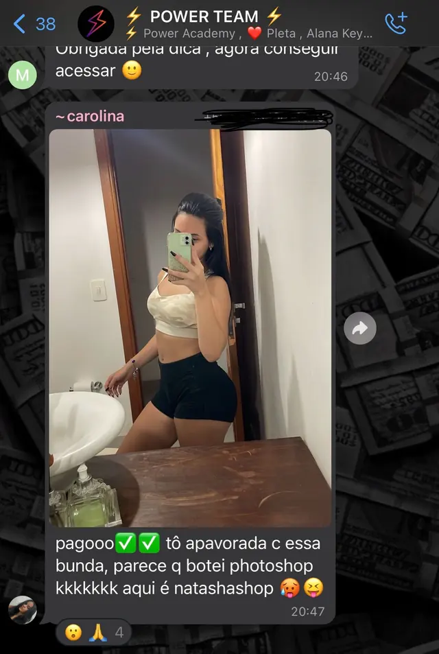 Aluna no grupo Power Team comemorando o resultado do bumbum