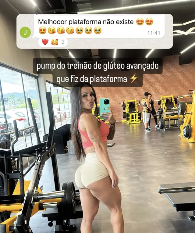 Aluna elogiando a plataforma com foto do treino de glúteo