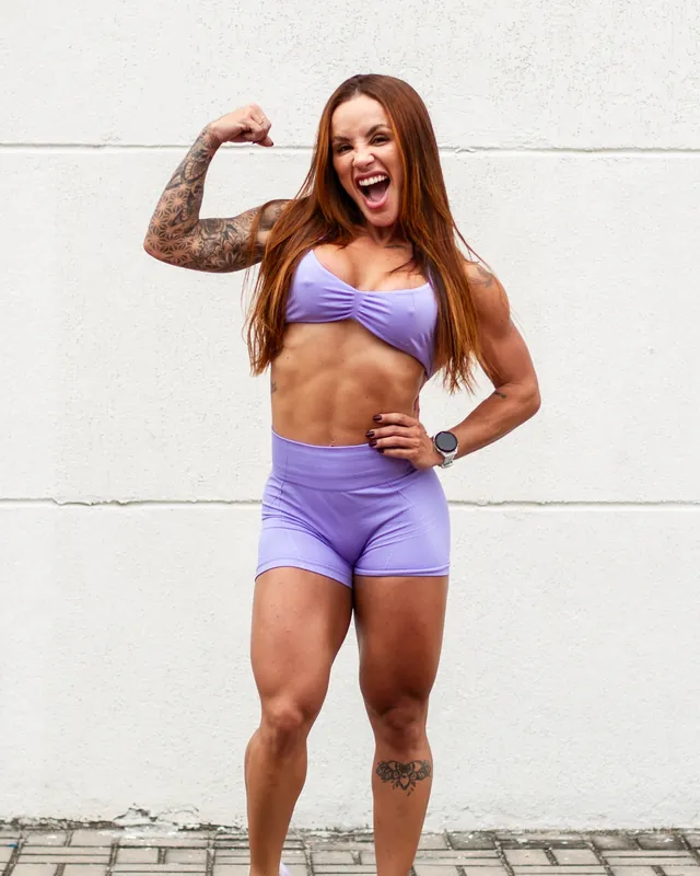 Natasha Moraes sorrindo com o top da Power